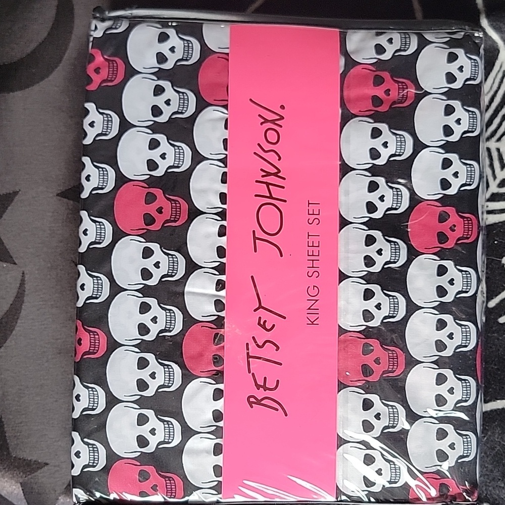 Betsey Johnson Skulls King Sheet Set - Brand New
